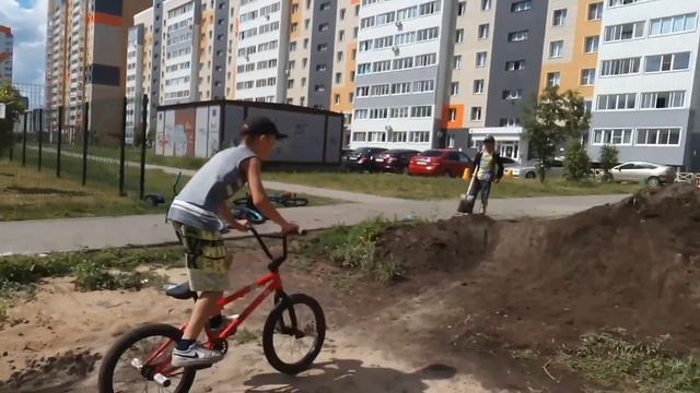 самамадельные дёрты. 1 часть. земленой скейт парк. смотреть онлайн