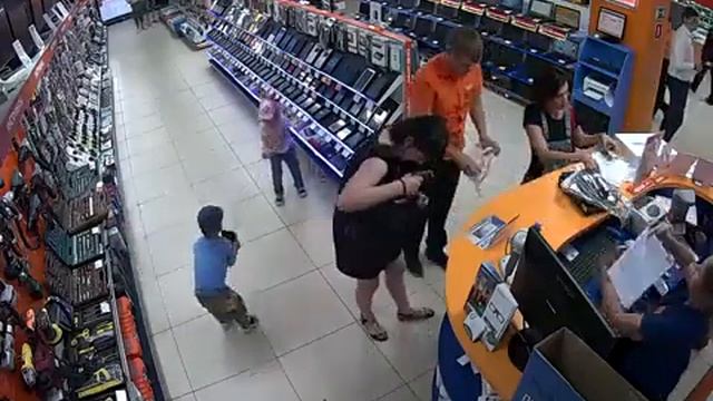 Маленькие дети без проблем украли планшет смотреть онлайн