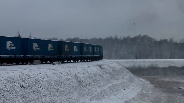 "Надымил" тепловоз 2М62У-0139 с грузовым составом смотреть онлайн