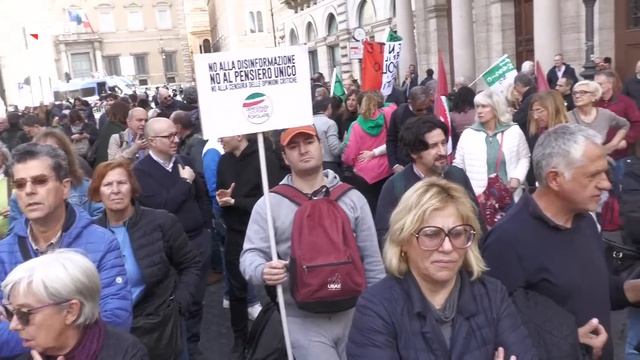 Dalle pandemie alla perdita di sovranità - Manifestazione in piazza SS Apostoli смотреть онлайн