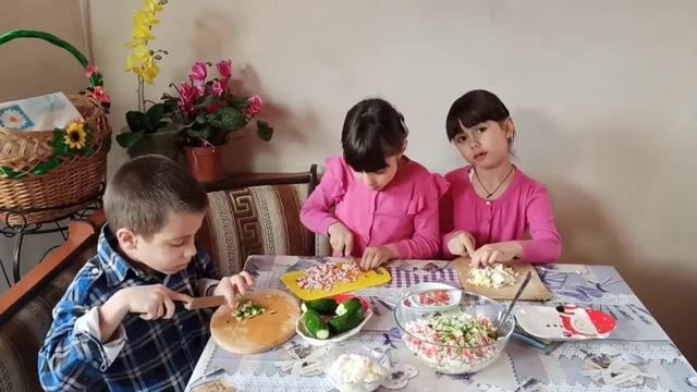 Мамины помощники. Тройняшки готовят крабовый салат. смотреть онлайн