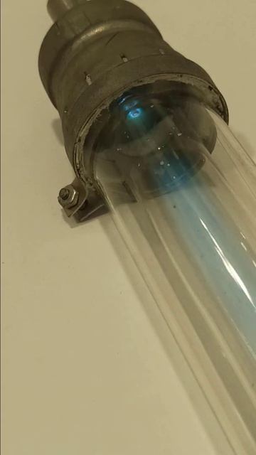 Mercury ultraviolet lamp via spark gap смотреть онлайн