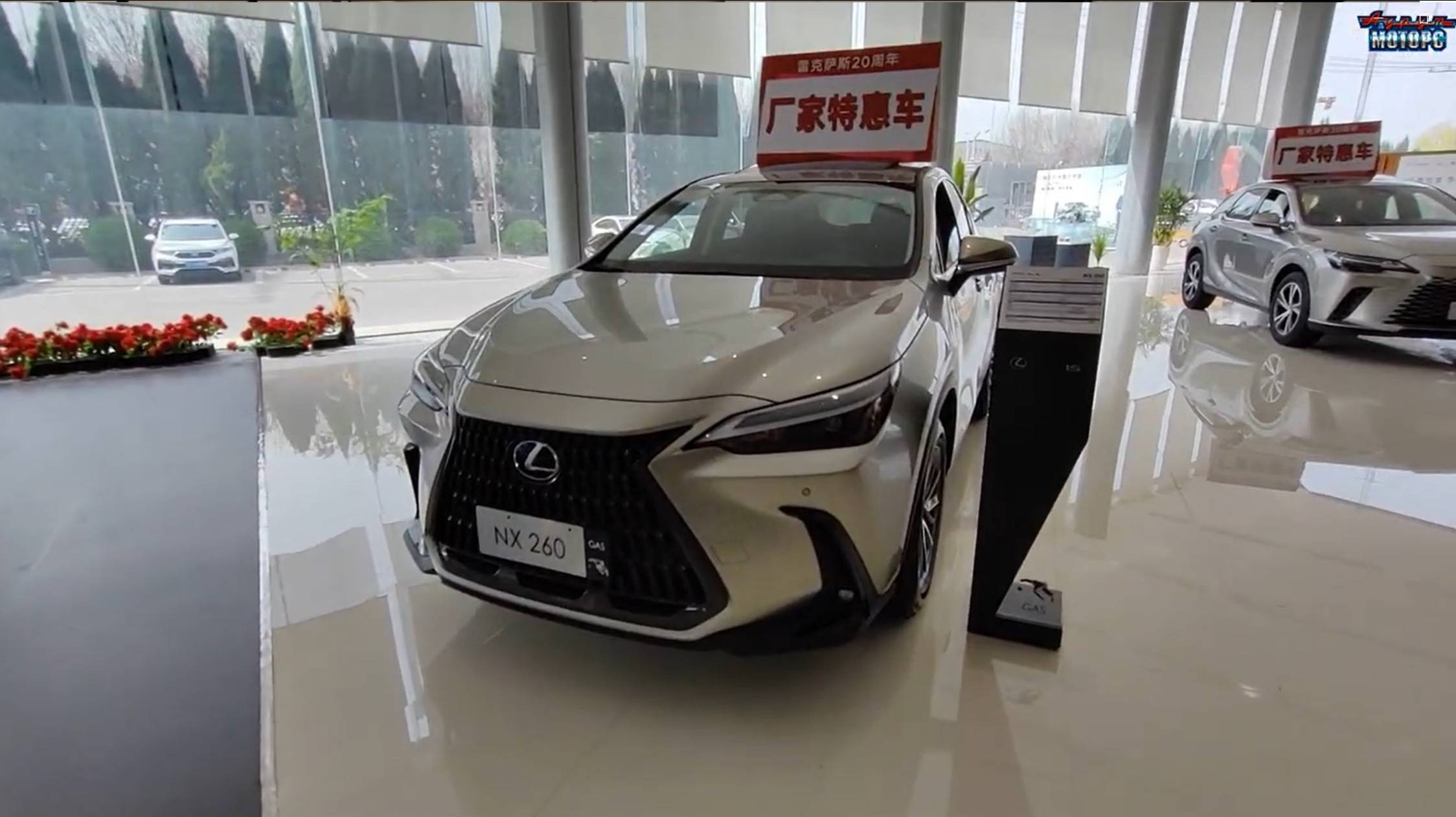 Lexus NX 260 и Lexus NX 350h смотреть онлайн