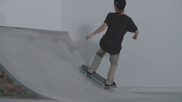 How to FS 50-50 Grind | Skateboard Trick Tip | skatedeluxe смотреть онлайн