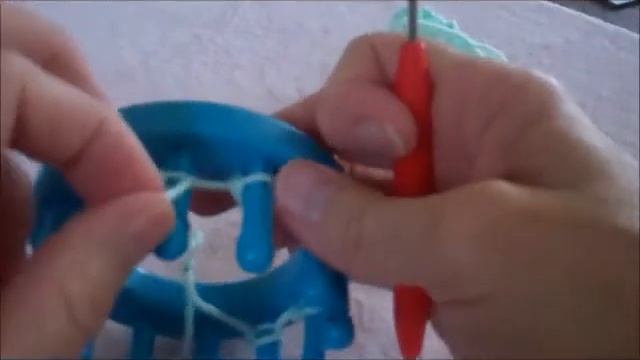 Loom Knitting - Knotted Cast On смотреть онлайн