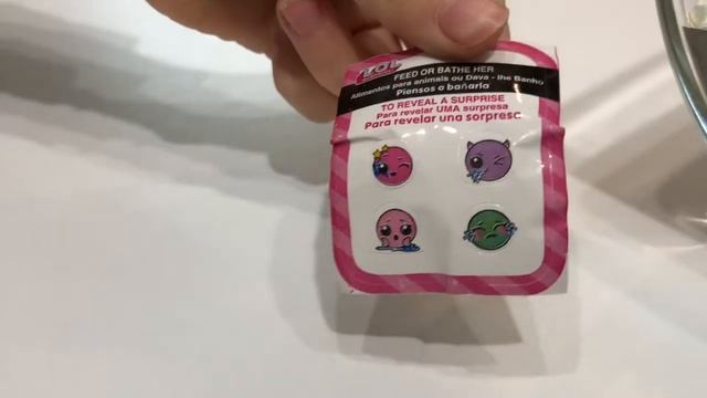 Распаковка сразу нескольких шариков LOL! И огромного чупа чупса! смотреть онлайн
