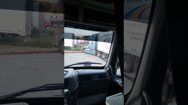USA, truck trying to park. США, фура паркуется. смотреть онлайн