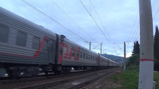 "Линии-Кривой Логотип РЖД" Электровоз 2ЭС4К-062 с пассажирским поездом №215 Барнаул - Адлер смотреть онлайн
