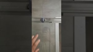 Решение проблемы самопроизвольно закрывающихся дверей в душевой кабине.