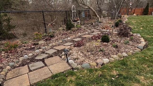 End of March Garden Tour ~ The Garden Begins Waking Up 🌱🌿🌷// Suburban Oasis смотреть онлайн