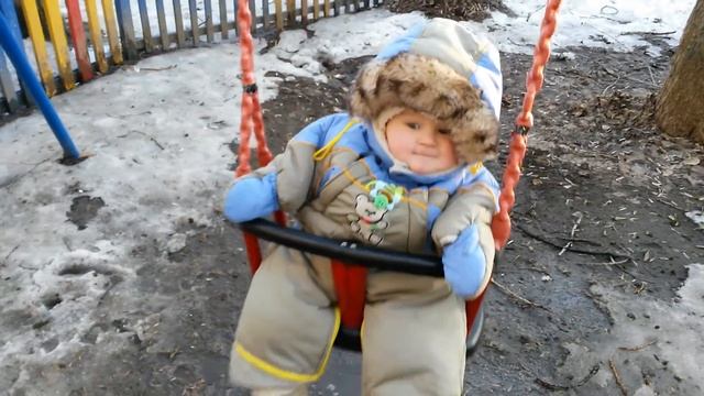 Малыш первый раз на качелях смотреть онлайн