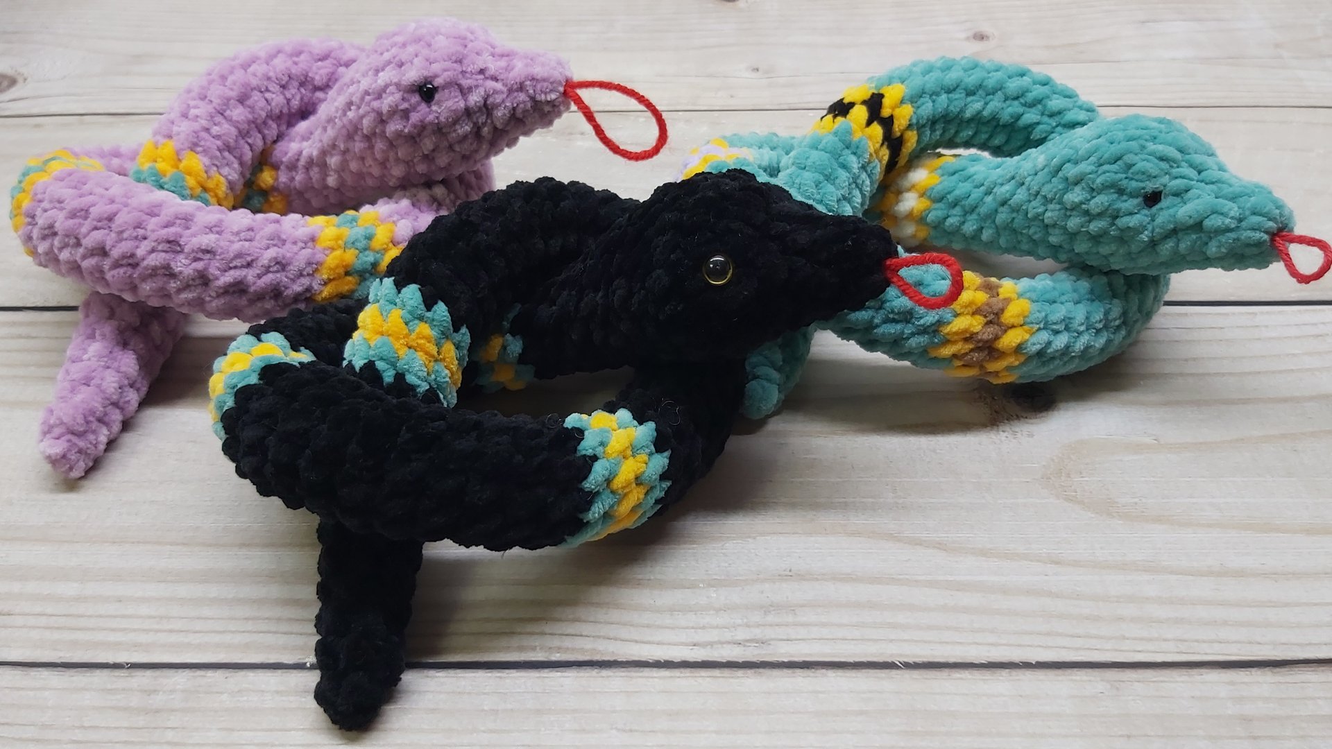 Змейка крючком// Как связать змею крючком// Змея из плюшевой пряжи// Мастер-класс на змею крючком смотреть онлайн