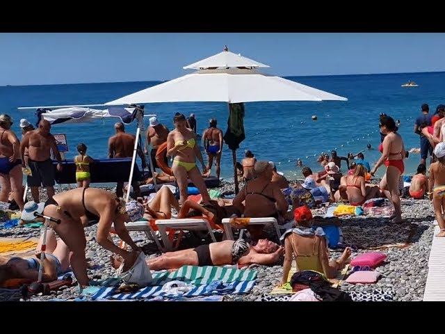 Сочи Лазаревское 11 часов утра, не протолкнуться, на пляже полно народу