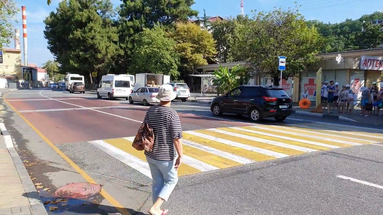 Сочи Лазаревское прогулка в банкомат, местные бомжи на лавках