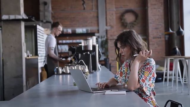Game of Thrones stars Kit Harington and Rose Leslie put on loved up display at Glastonbury смотреть онлайн