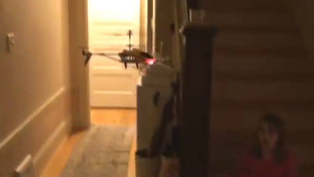8 year old flying a Syma S107g Helicopter смотреть онлайн