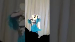 Девочка танцует со змеёй