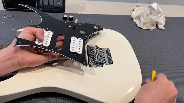 Mystery guitar | Cleaning and setup смотреть онлайн