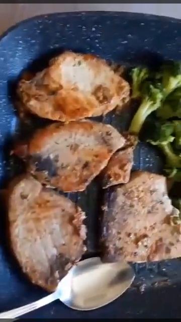 Tuna steaks and broccoli make a healthy lunch смотреть онлайн