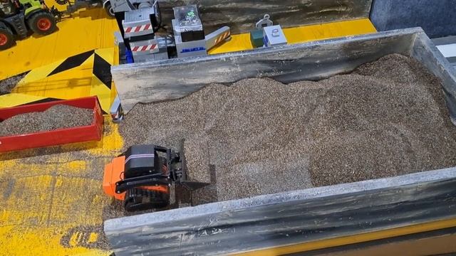 KAT32 MOVIMENTO TERRA, MINI PALA CINGOLATA RC SCALA 1:32/MINI WHEEL LOADER RC 1:32 смотреть онлайн