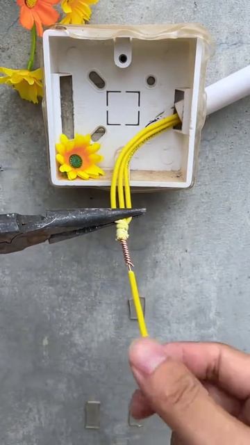 Зачистка и скрутка кабеля смотреть онлайн