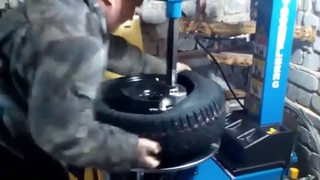 как надеть резину на колесо