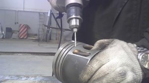 Сверлим дырки в поршнях.