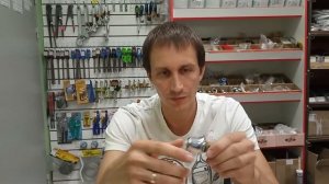 Ремонт смесителя. Как открутить юбку маховика от кран-буксы.