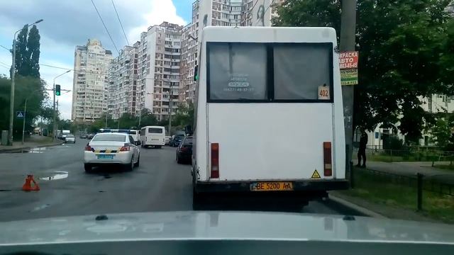 Полицаи на светофоре догнали ржавое ведро. смотреть онлайн