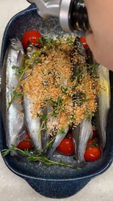 Serve this simple, nutritious dish as a quick fix! Capelin fish with cherry tomatoes, thyme, garlic смотреть онлайн