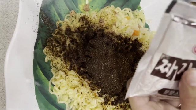 Jajangmyeon Korean noodles 🍜 today vlog trying famous korean noodle for the first time.#Mukbang смотреть онлайн