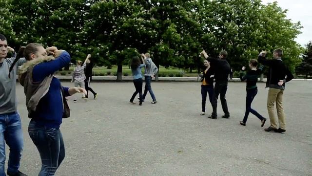 2014-05-11 (Репетиция вальса на площади) смотреть онлайн