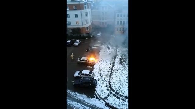 В Кирове на Пятницкой сгорела машина смотреть онлайн