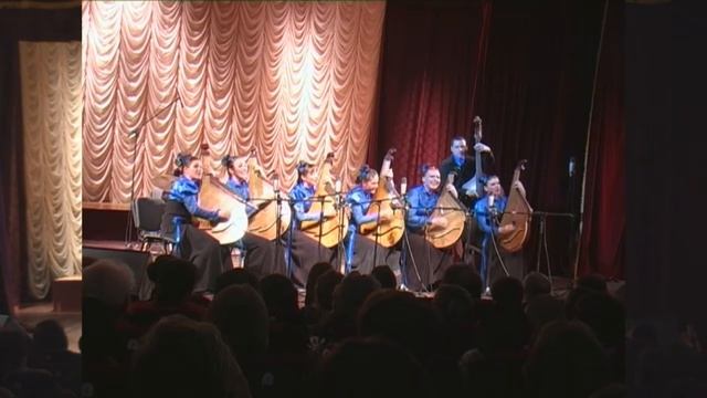 Ансамбль бандуристок "Чарівниці". (Bandura Ensemble "Enchantress") - «Де вітер землю голубить» смотреть онлайн