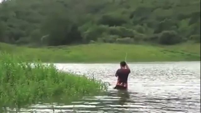 УМЕР ЖИРНЫЙ!!!!!!? ПРИКОЛЫ НА РЫБАЛКЕ!! смотреть онлайн