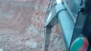 Экскаватор в работе