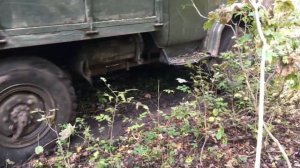 Зил 131 буксует гружённый.