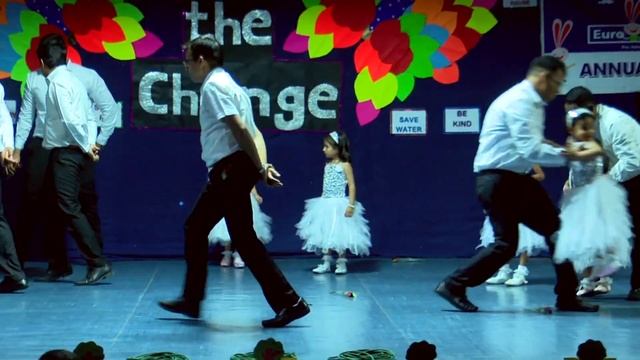 Father Daughter Dance | Main Agar Kahoon | Annual Day Euro Kids 2024 смотреть онлайн