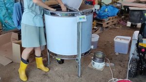 Обзор автоматической 4х рамочной медогонки с синхронным поворотом кассет от компани "Пчелотехника"