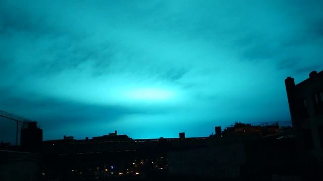 New York City Sky Lights Up Blue During Night (Blown Con Edison Transformer) Reported смотреть онлайн