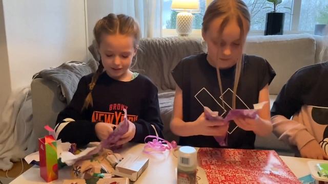 Mira byter julklappar med sina kompisar 2021 🎁🎅🏻 смотреть онлайн