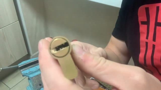 Вскрытие цилиндровых замков отмычками. Участник розыгрыша 42 смотреть онлайн