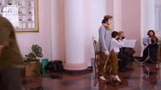 Мим встречает зрителей перед началом выпускного концерта вуниверситете смотреть онлайн