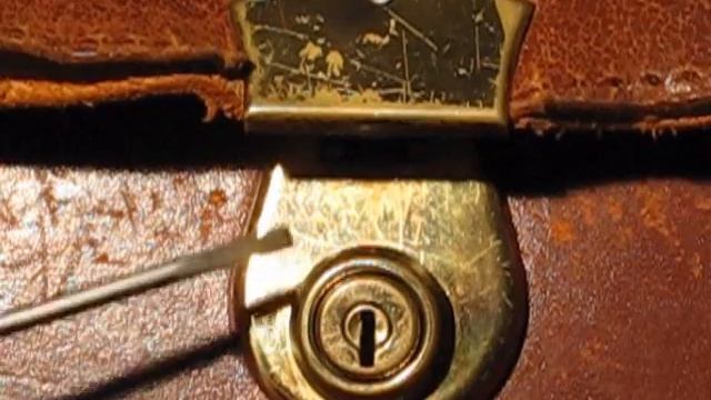 Picking An Old Suitcase Lock TUTORIAL смотреть онлайн