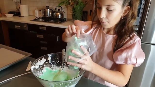 новогоднее безе -меренга.Очень легко https://youtube.com/channel/UCnTwF5ZxLmuaa_cDcBXB-gQ смотреть онлайн