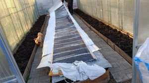 Готовим теплицу . Стелим ленту теплого пола для обогрева рассады