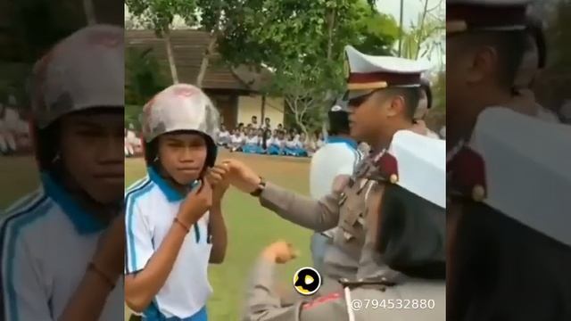 JANGAN LUPA DIKLIK YA! ORANG INI MALU-MALU KUCING KETIKA PAKPOL PASANGIN HELM 😂 смотреть онлайн
