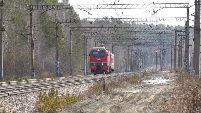 ЭП2К-122 с вагоном-дефектоскопом и приветливой бригадой смотреть онлайн