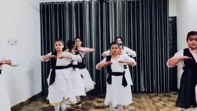 A Synchronized performance on beats of Tarana смотреть онлайн