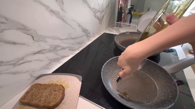 Готовим брускетту с помидорами и чесноком.🥖 смотреть онлайн